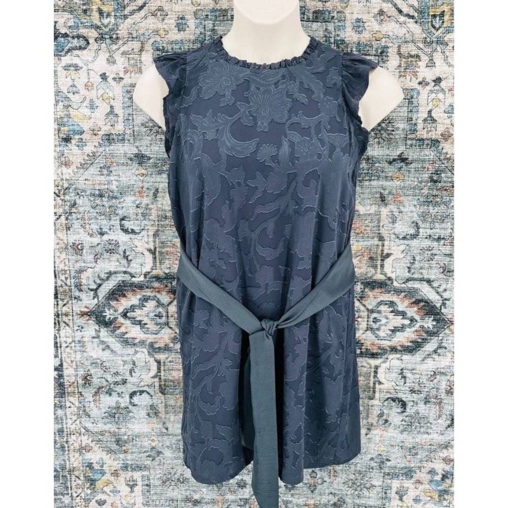 Loft Knee Length Dress Size 8 Petite Frey Flowy Ruffle neckline and Cap Sleeve